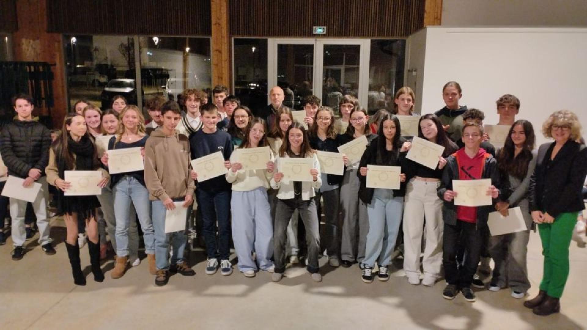 Photo des élèves recevant leur diplômes