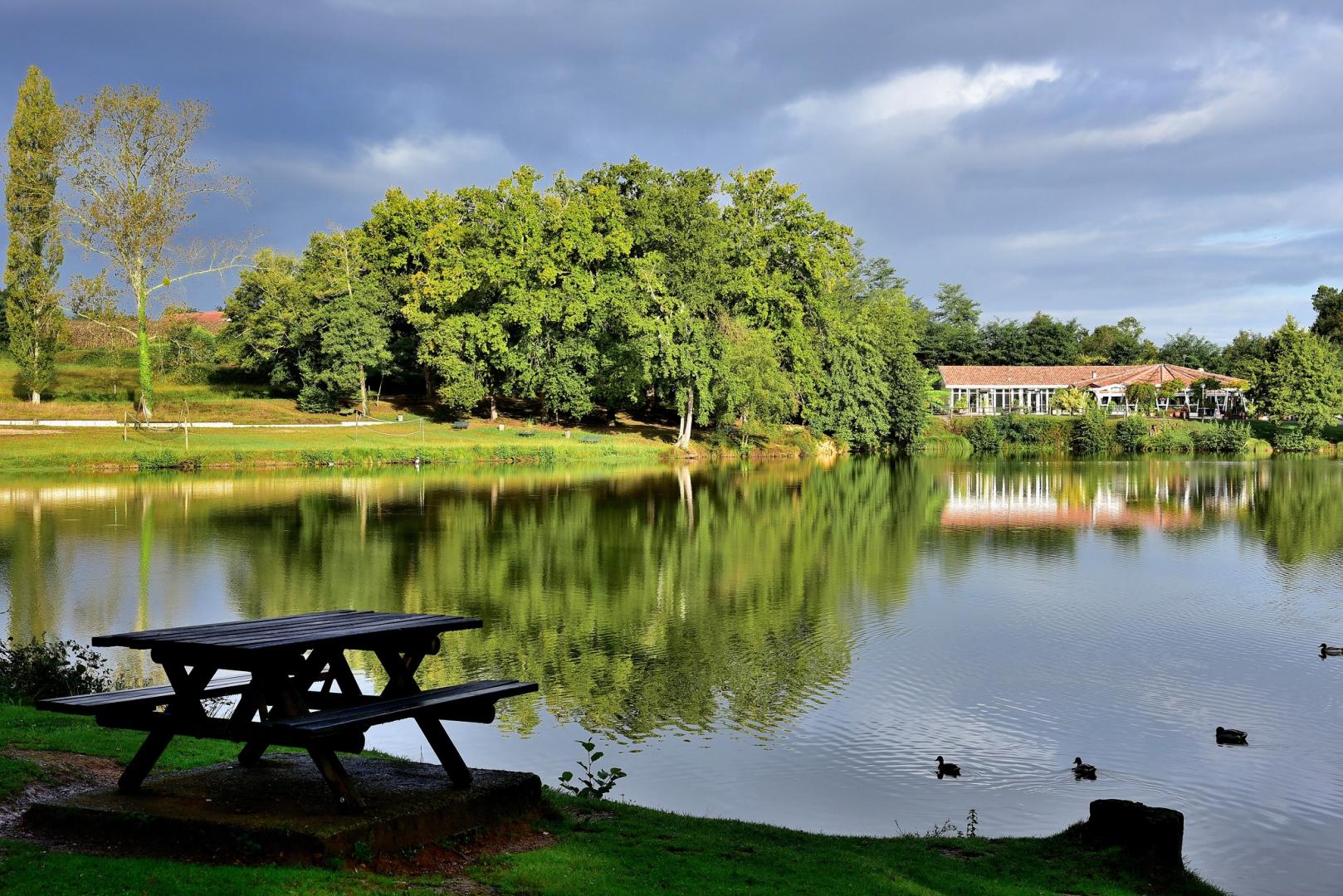 Le lac de Luc et son restaurant.jpg