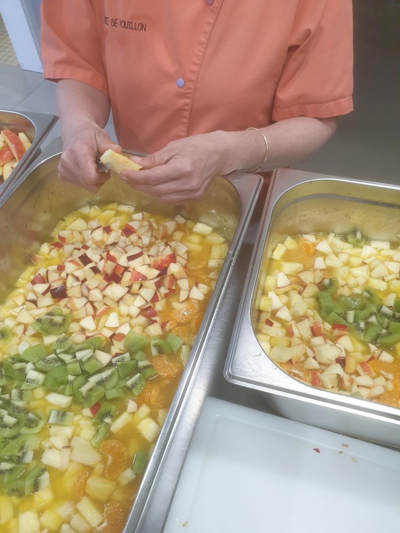 Salade de fruits maison au restaurant scolaire.jpg